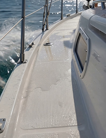 Wet boat deck with anti-slip traction coating